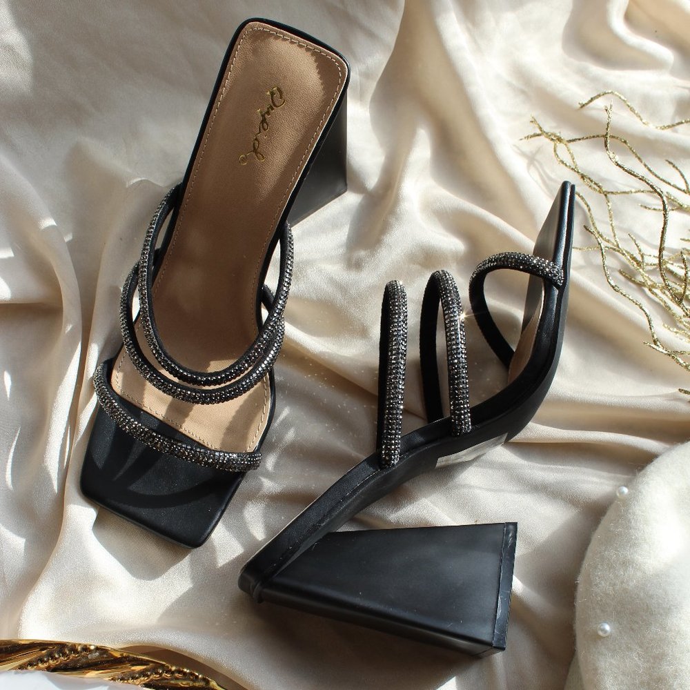 π¨FEW PAIRS LEFT// Black strappy block heel - Picture 4 of 9